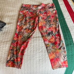 Athleta Salutation Stash 7/8 legging